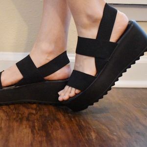 Flat platform black sandals